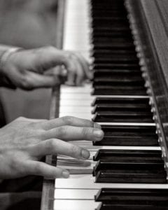 La habilidad musical es producto del ambiente, los genes, y la interacción entre ambos. Imagen: Robert Couse-Baker (CC BY 2.0 https://creativecommons.org/licenses/by/2.0/).