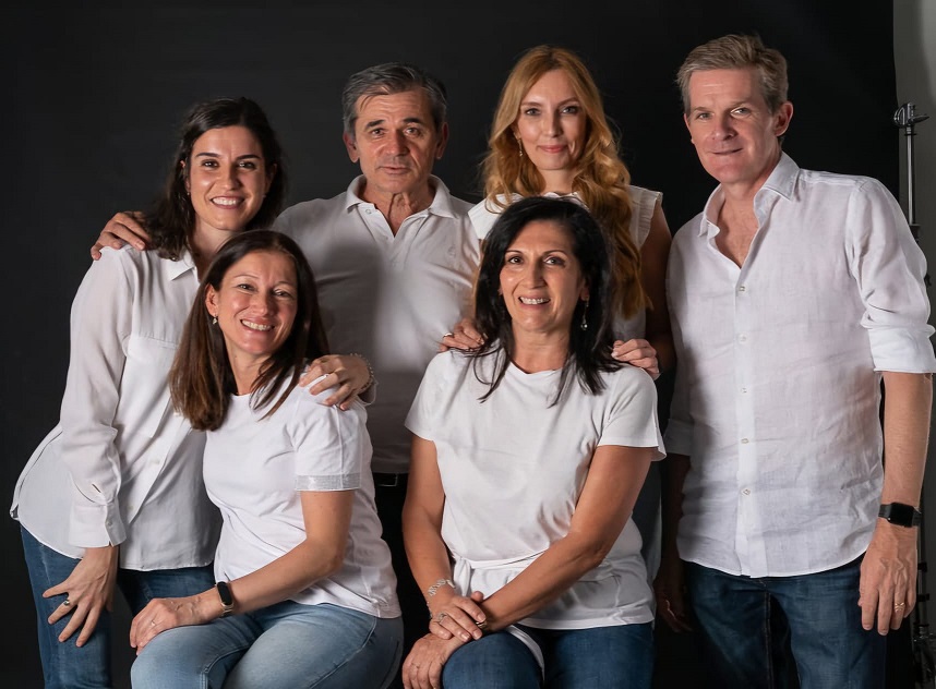 De Izquierda a derecha, investigadores que han participado en el desarrollo de la terapia génica para la anemia Fanconi, Josune Zubicaray, Paula Río, Juan A. Bueren, Susana Navarro (arriba), Aurora de la Cal (abajo) y Julián Sevilla. Foto: Calendario de la Fundación Anemia de Faconi.