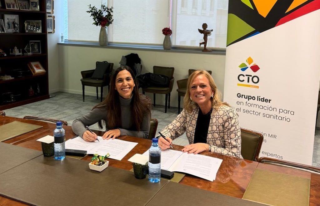 Loreto Crespo, CEO  de Genotipia y Pilar Sánchez, directora de Relaciones Institucionales de CTO, en el momento de la firma de la colaboración. 