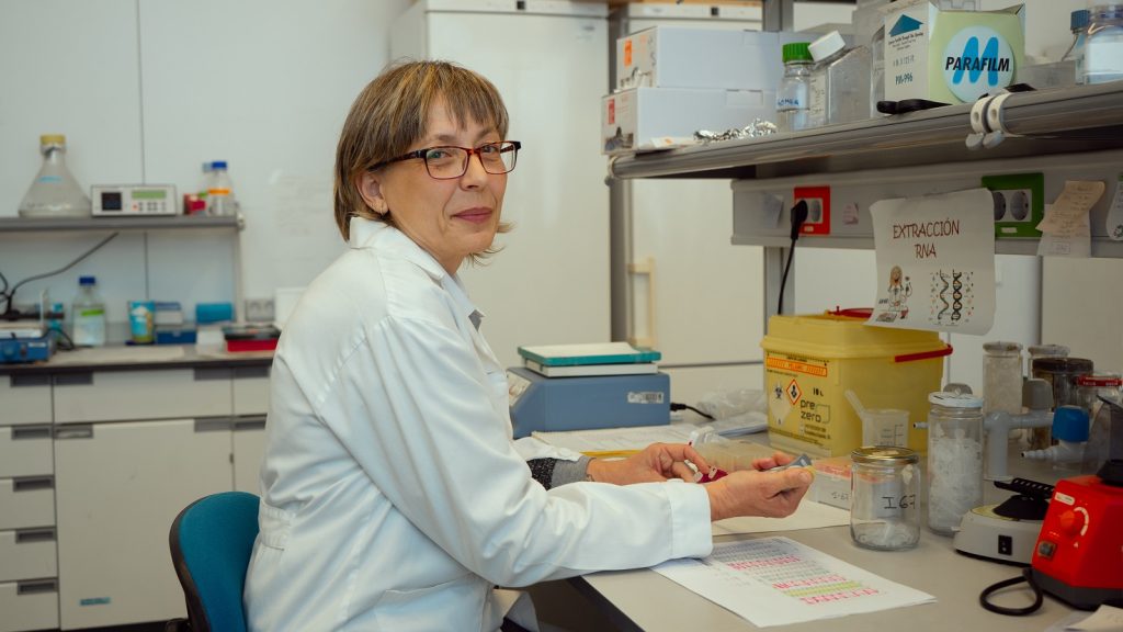 En el laboratorio que dirige, Carmen Espinós investiga las causas genéticas de  enfermedades raras neurodegenerativas. Imagen: Genotipia.