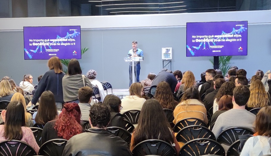 El Dr. Martínez Monseny durante su ponencia titulada "No importa qué especialidad elijas. La genética ya te ha elegido a ti recorte"