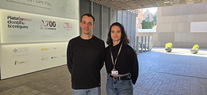 Oriol Dols y Esther Álvarez-Sánchez, investigadores que han participado en el estudio del sistema inmunitario de pacientes con ELA. Imagen: IR Sant Pau.