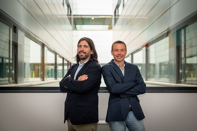 Los Doctores Rodriguez-Fraticelli y Velten, directores de los equipos de investigadores que han realizado el estudio. Imagen: Albert Armengol (IRB Barcelona)