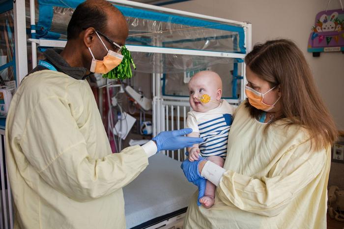 Kiran Musunuru y Rebecca Ahrens-Nicklas con KJ, receptor de la primera terapia personalizada CRISPR, basada en editores de bases. Imagen: Children's Hospital of Philadelphia