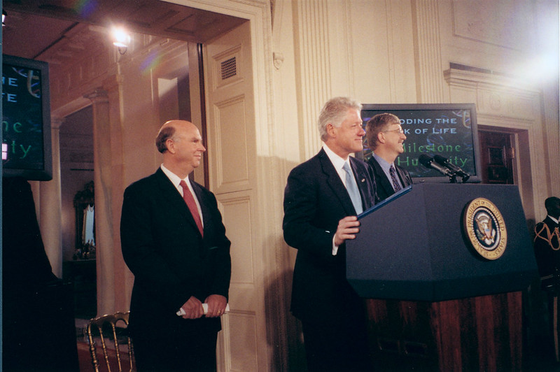 Craig Venter (Celera Genomics), el Presidente Bill Clinton y Francis Collins (NHGRI) en la conferencia de prensa de la Casa Blanca donde se anunció la finalización del primer borrador del genoma humano.