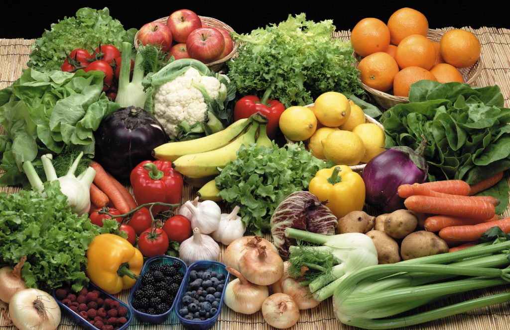 Alimentos de la dieta como frutas, verduras, legumbres y frutos secos benefician al microbioma intestinal y sus efectos en el organismo y a su vez el microbioma condiciona los efectos de la dieta.