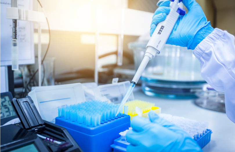 La Sociedad Europea de Oncología Médica recomienda limitar a siete los genes que deben incluirse en los paneles de análisis de mutaciones germinales en cáncer de mama.