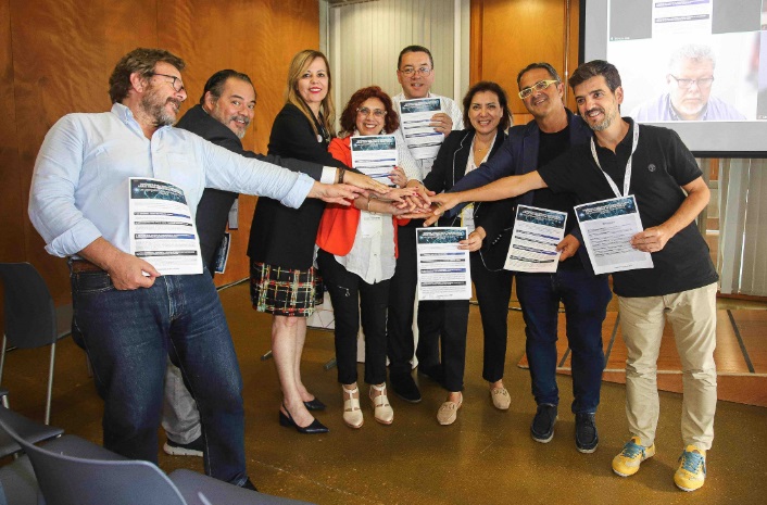 De izquierda a derecha, Adrián Llerena (Red Iberoamericana de Farmacogenética y
Farmacogenómica), José Elías (Red Latinoamericana de Genética Humana), Ida Vanessa
(Sociedade Brasileira de Genética Médica), Mariela Larrandaburu (Federación Internacional de
Sociedades de Genética Humana) Ignacio Zarante (Asociación Colombiana de Médicos
Genetistas), Encarna Guillén (Asociación Española de Genética Humana), Juan Carrión
(Federación Española de Enfermedades Raras y la Alianza Iberoamericana de Enfermedades
Raras, Huérfanas o Poco Frecuentes) y Fernando Santos (Asociación Española de Genética
Clínica y Dismorfología), muestran su apoyo tras firmar la ‘Declaración de Murcia’