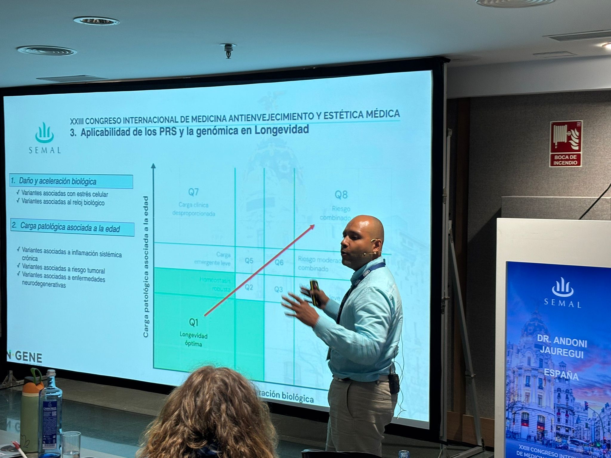 El CSO de N-GENE, Jair Antonio Tenorio, a la derecha, tuvo el honor de impartir una charla sobre la aplicación de los scores de riesgo poligénico en longevidad, acercando la ciencia genética al futuro de la medicina preventiva. Imagen: N-GENE.
