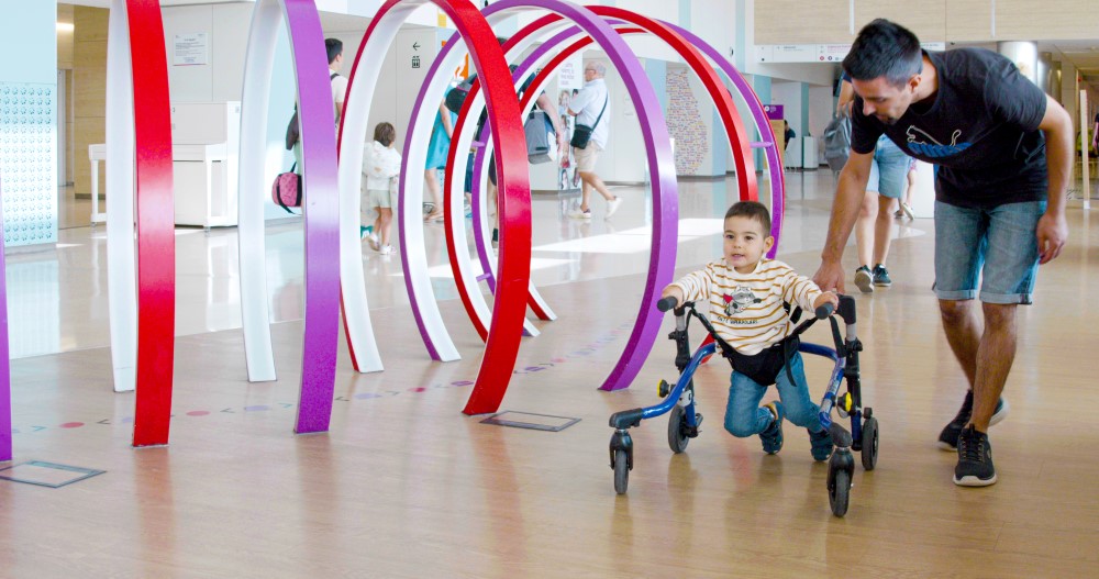 Dani es un paciente de dos años que ha recibido terapia génica experimental para la paraparesia espástica hereditaria. Imagen: Hospital Sant Joan de Deu.