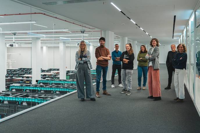 Los autores del estudio del CRG y el BSC en la sala de MareNostrum 5, el superordenador que fue clave para poder procesar la cantidad de datos enorme generados por el estudio.