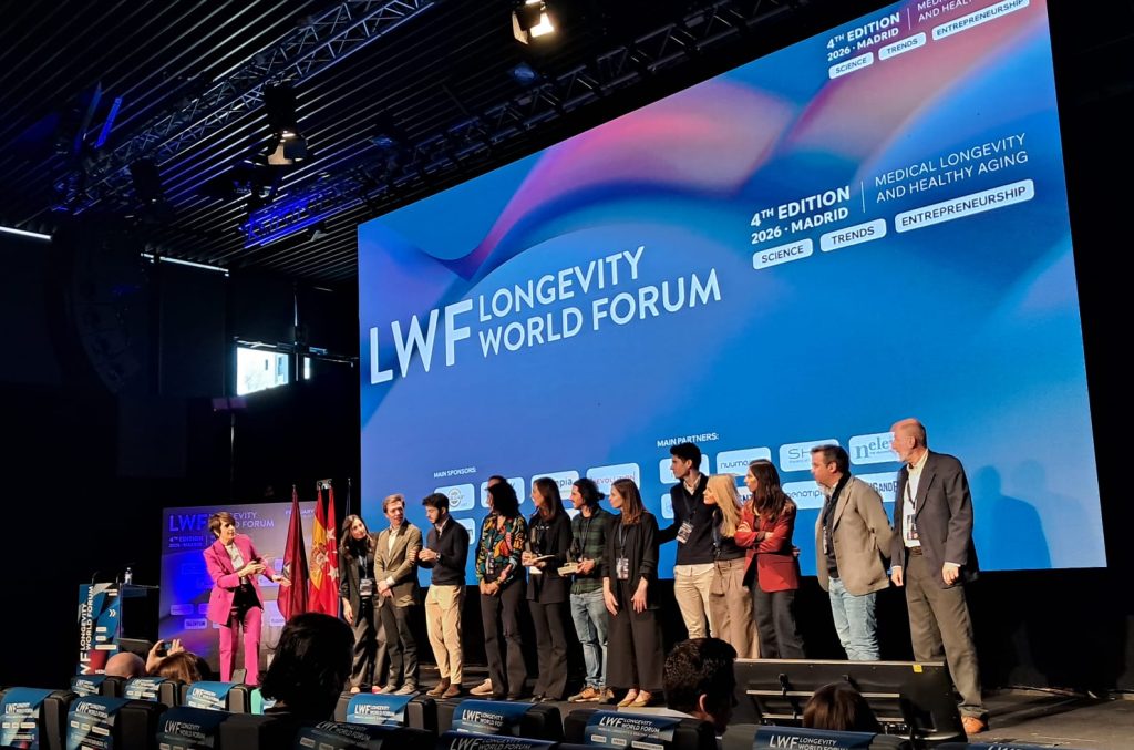 El concurso de startups del Longevity World Forum sirvió como escenario para materializar cómo se transfiere el conocimiento al mercado. En la imagen, los premiados, jurado, representantes de los premios y Helena de Fuentes, presentadora del evento.