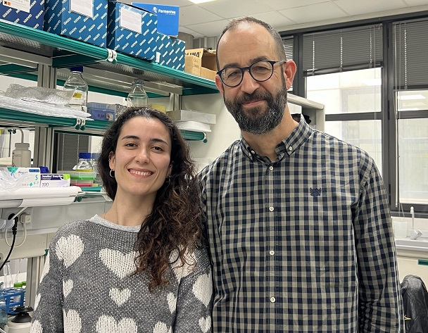 Amanda González-Blanco y Marco Milan, investigadores del IRB Barcelona que han liderado el estudio que conecta las mitocondrias con la microcefalia