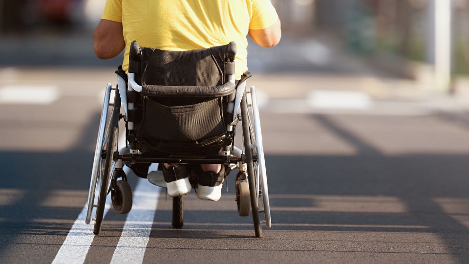 La ataxia de Friedreich provoca pérdida de la coordinación, dificultad para caminar y problemas cardíacos. 
