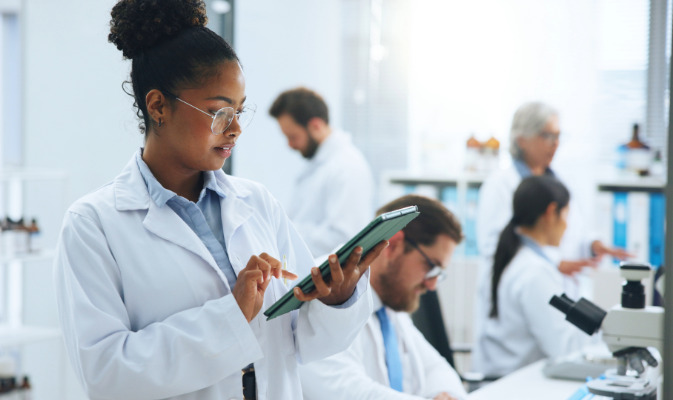 Las nuevas tecnologías de desarrollo de fármacos combinan trabajo experimental de laboratorio diferentes estrategiasde bioinformáticas. 