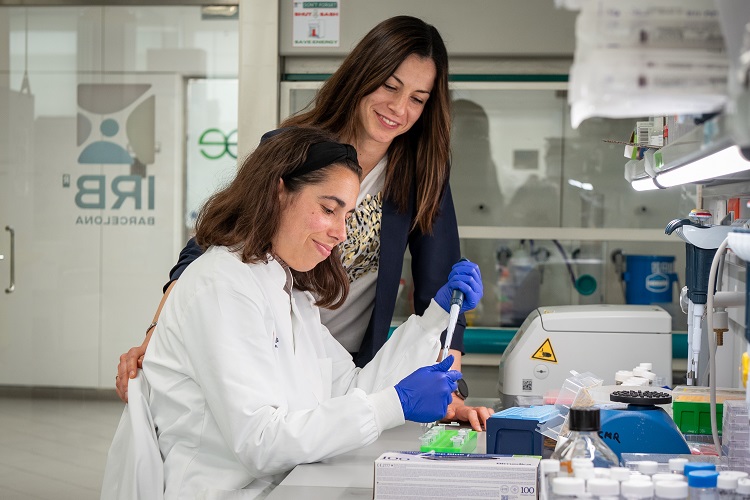Inés García Pérez y la Dra Cristina Mayor Ruiz, investigadoras del IRB Barcelona que han participado en el estudio sobre cómo atacar KRAS.
