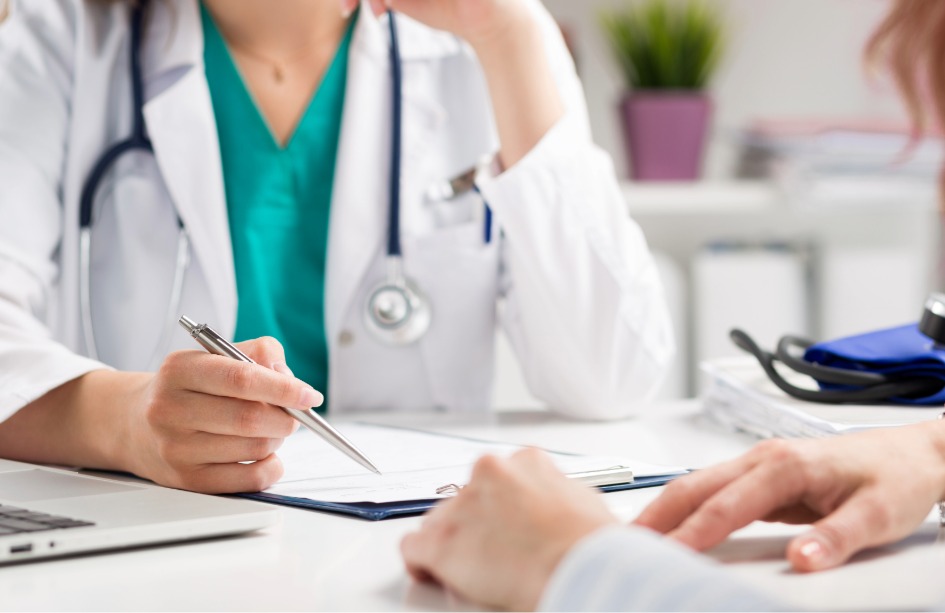 Muchos profesionales sanitarios de primera línea asistencial no han recibido formación específica en genética, pese a que cada vez es más habitual encontrarse con pacientes para los que esta información puede ser relevante.