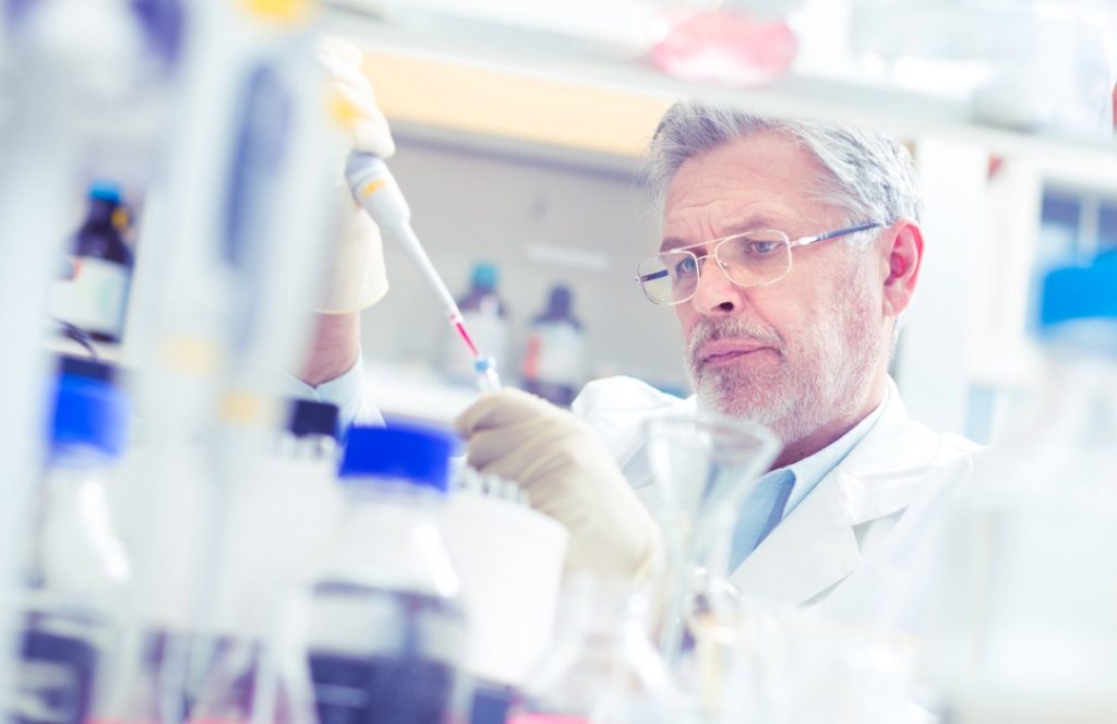 Genética de Laboratorio tendrá carácter multidisciplinar. Podrán acceder a la formación especializada titulados en Biología, Bioquímica, Farmacia, Medicina, Química y Veterinaria. Imagen: Adobe Express.