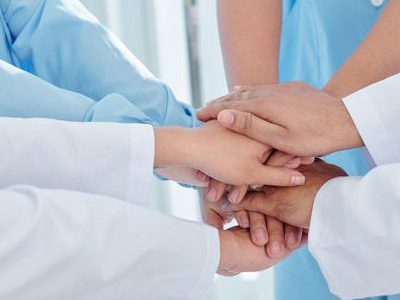 1-medicos-enfermeras-apilando-manos-q665pena9k3o2oah6a7v5uaa5g1699rxgvwtnpvc0w