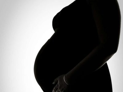 Los resultados indican que independientemente del origen del óvulo, los genes de la madre gestante también intervienen en el desarrollo del embrión. Imagen: Por Sean McGrath from Saint John, NB, Canada (Maternity Curves) [CC-BY-2.0 (http://creativecommons.org/licenses/by/2.0)], via Wikimedia Commons