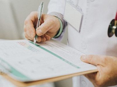 11-medico-anotando-sintomas-paciente-q665z66x9lgwou3u5i6c2dkobjwg82jjh7wf57e3ds
