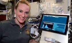La astronauta Kate Rubins, primera persona en secuenciar ADN en el espacio, junto al dispositivo secuenciador y sistema de análisis. Imagen: NASA.