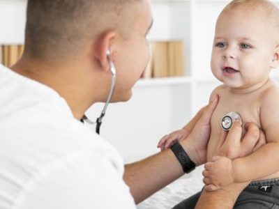 13-doctor-escuchando-bebe-estetoscopio-q666olpq68a6t15znhwyiyjmwujyh9i3n3bckpon1c