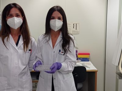 Patricia Rico y Ana Rodríguez-Romano, investigadoras del CIBER-BBN en el Centro de Biomateriales e Ingeniería Tisular de la Universitat Politècnica de València que han participado en el estudio. Imagen: CIBERBBN.