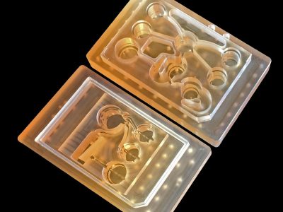 Plataforma de microfluidos que contiene tejido de hasta 10 órganos y permite estudiar interacciones entre los diferentes órganos y tejidos humanos, desarrollada por Instituto de Tecnología de Massachusetts. Imagen: Felice Frankel.