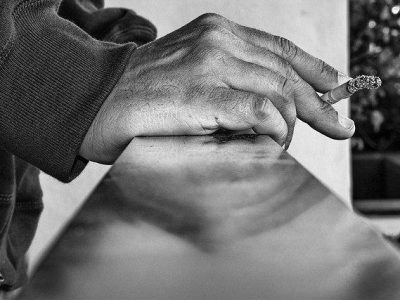 Imagen: Smoking hand, de Tela Chhe (CC BY 2.0, https://creativecommons.org/licenses/by/2.0/es/).