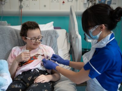 La enfermera senior de investigación Jan Chu administrando la terapia a Alyssa en mayo. Imagen: © Great Ormond Street Hospital for Children, con autorización.