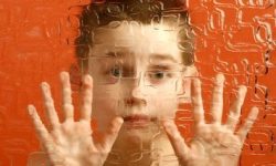 Las mutaciones en el gen NF1 que provocan la neurofibromatosis tipo 1 también contribuyen a la aparición de comportamientos autistas en los pacientes con la enfermedad. Imagen: hepingting - CC BY-SA 2.0 (http://creativecommons.org/licenses/by-sa/2.0)].
