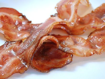 Hace unos días la Organización Mundial de la Salud (OMS) clasificaba la carne procesada como carcinogénica para los humanos (Grupo 1) y el consumo de carne roja como probablemente carcinógeno. Imagen: Kim Ahlström from Tokyo, Japan (BACON.) [CC BY 2.0 (http://creativecommons.org/licenses/by/2.0)].