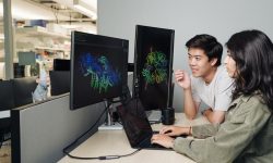 Brian Hie y Aditi Merchant, investigadores que han participado en el diseño, mediante lenguaje genómico e IA generativa, de nuevos virus.