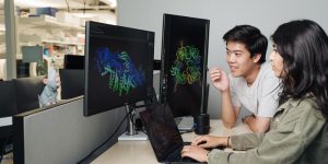 Brian Hie y Aditi Merchant, investigadores que han participado en el diseño, mediante lenguaje genómico e IA generativa, de nuevos virus.