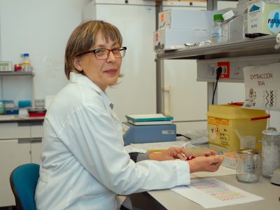 En el laboratorio que dirige, Carmen Espinós investiga las causas genéticas de enfermedades raras neurodegenerativas. Imagen: Genotipia.