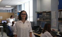 Carolina Monzó en el laboratorio de Genética del Servicio de Análisis Clínicos del Hospital General de Valencia. Fotografía: Lucía Márquez.