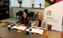 Loreto Crespo, CEO de Genotipia y Pilar Sánchez, directora de Relaciones Institucionales de CTO, en el momento de la firma de la colaboración.