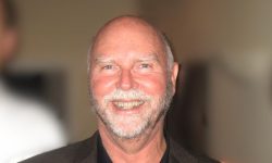 Craig Venter, figura clave en la secuenciación del genoma humano y en el desarrollo de la biología sintética, ha fallecido a los 79 años.