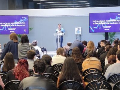 El Dr. Martínez Monseny durante su ponencia titulada "No importa qué especialidad elijas. La genética ya te ha elegido a ti recorte"