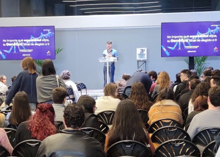 El Dr. Martínez Monseny durante su ponencia titulada "No importa qué especialidad elijas. La genética ya te ha elegido a ti recorte"