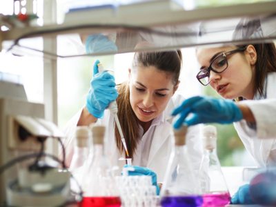 Existen numerosas Gigantas de la Genética, mujeres que contribuyeron a los avances en esta disciplina