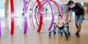 Dani es un paciente de dos años que ha recibido terapia génica experimental para la paraparesia espástica hereditaria. Imagen: Hospital Sant Joan de Deu.