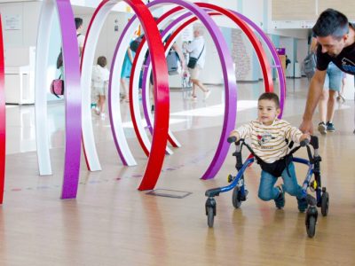 Dani es un paciente de dos años que ha recibido terapia génica experimental para la paraparesia espástica hereditaria. Imagen: Hospital Sant Joan de Deu.