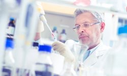 Genética de Laboratorio tendrá carácter multidisciplinar. Podrán acceder a la formación especializada titulados en Biología, Bioquímica, Farmacia, Medicina, Química y Veterinaria. Imagen: Adobe Express.