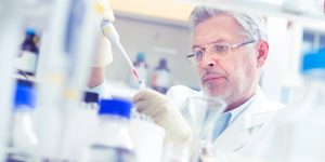 Genética de Laboratorio tendrá carácter multidisciplinar. Podrán acceder a la formación especializada titulados en Biología, Bioquímica, Farmacia, Medicina, Química y Veterinaria. Imagen: Adobe Express.