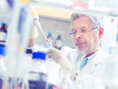 Genética de Laboratorio tendrá carácter multidisciplinar. Podrán acceder a la formación especializada titulados en Biología, Bioquímica, Farmacia, Medicina, Química y Veterinaria. Imagen: Adobe Express.