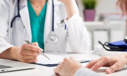 Muchos profesionales sanitarios de primera línea asistencial no han recibido formación específica en genética, pese a que cada vez es más habitual encontrarse con pacientes para los que esta información puede ser relevante.
