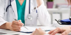 Muchos profesionales sanitarios de primera línea asistencial no han recibido formación específica en genética, pese a que cada vez es más habitual encontrarse con pacientes para los que esta información puede ser relevante.