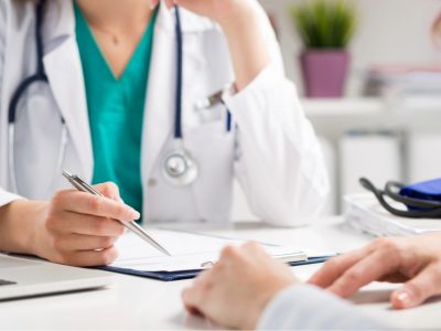 Muchos profesionales sanitarios de primera línea asistencial no han recibido formación específica en genética, pese a que cada vez es más habitual encontrarse con pacientes para los que esta información puede ser relevante.